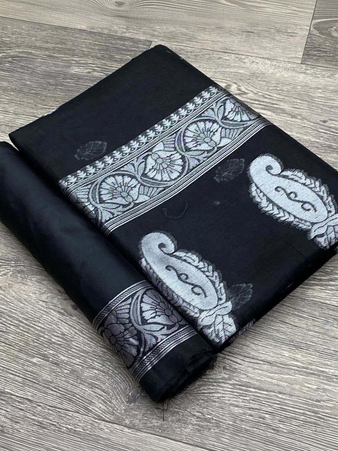HERE&NOW Woven Design Zari Silk Blend Banarasi Saree thumbnail 4