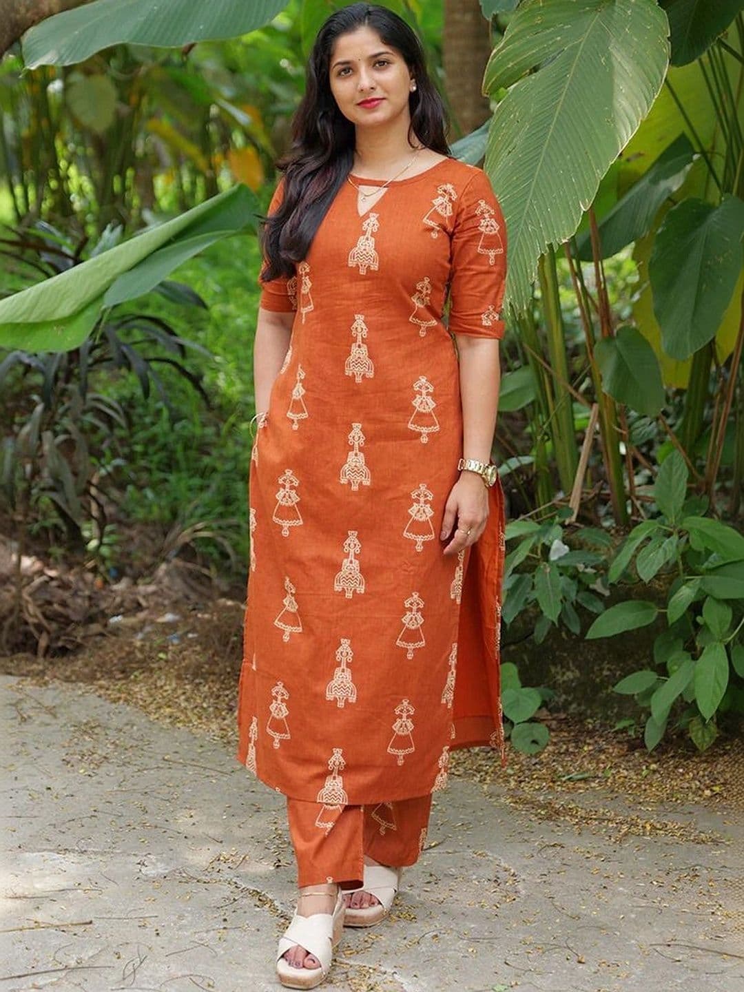 ELLITI Women Ethnic Motifs Printed Regular Kurta with Trousers - view 1