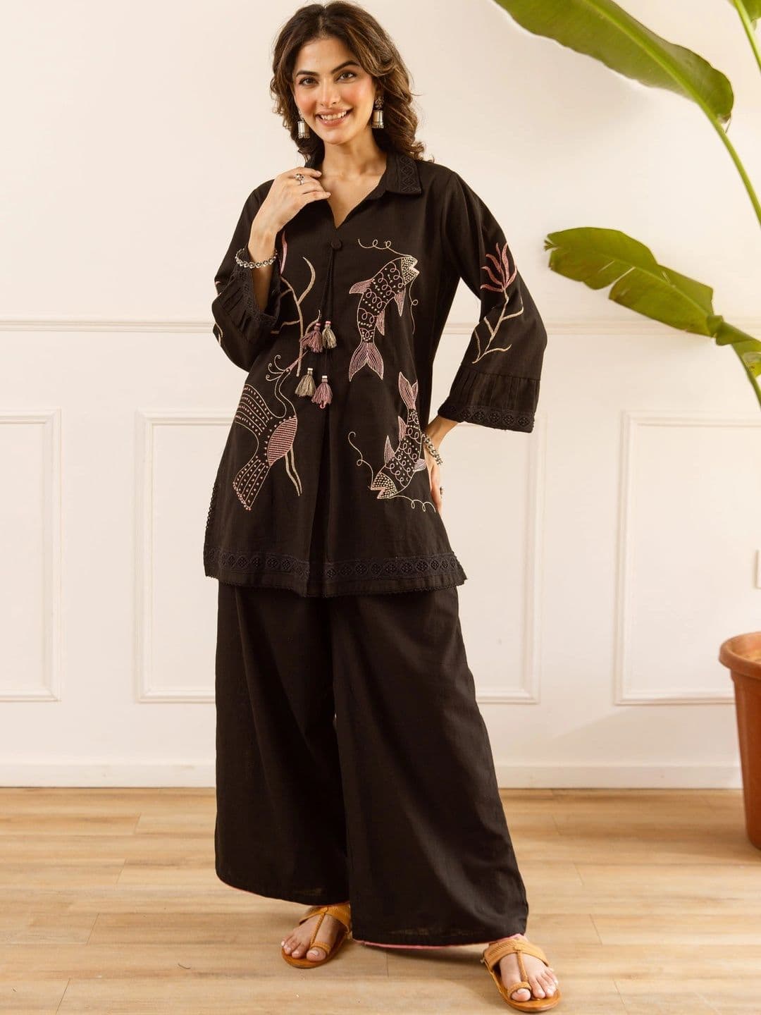 Sangria Women Ethnic Motifs Embroidered Regular Thread Work Kurta with Palazzos thumbnail 2