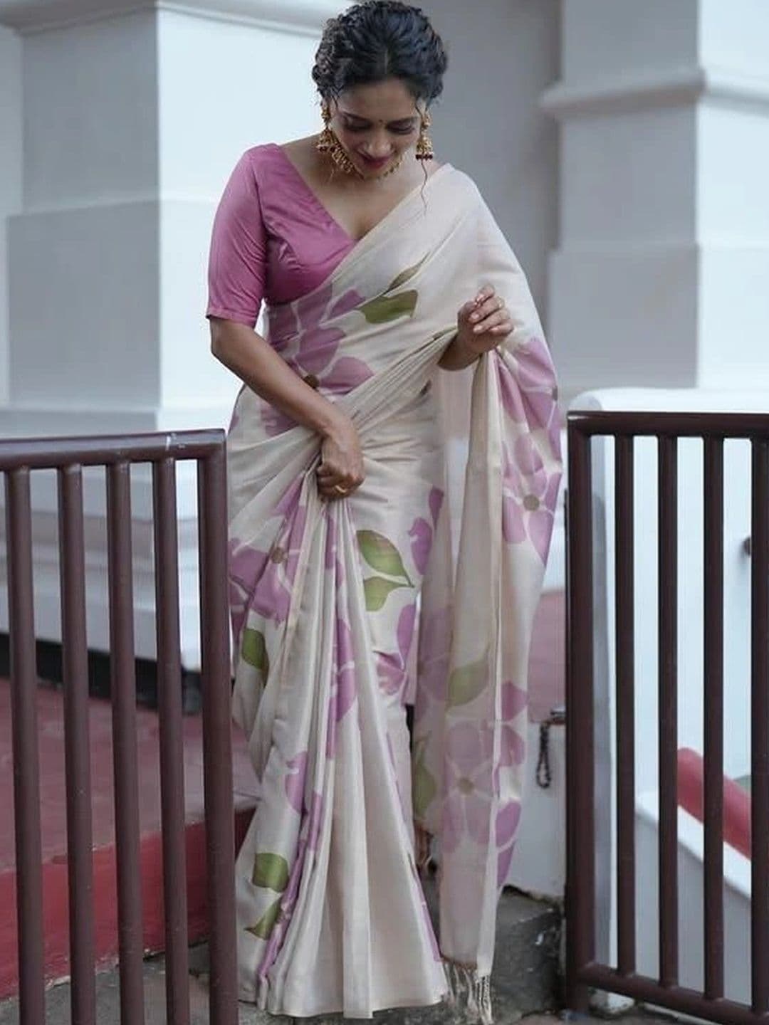 vidhyarani Women Floral Printed Saree with Blouse Piece - view 1