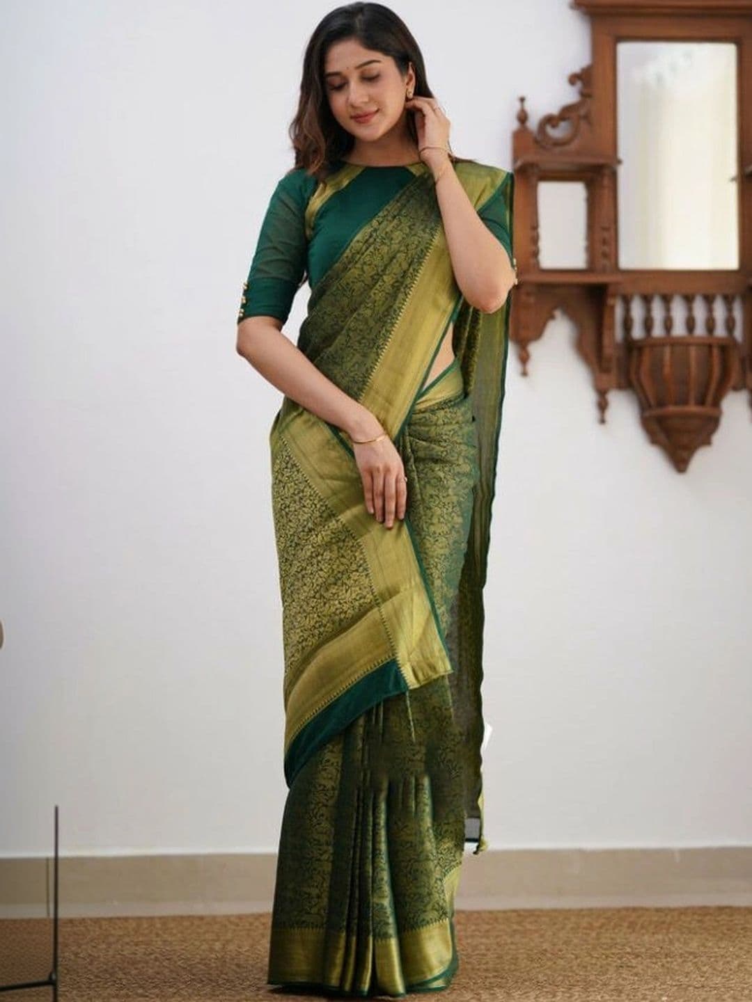 Mitera Woven Design Zari Silk Blend Banarasi Saree thumbnail 5