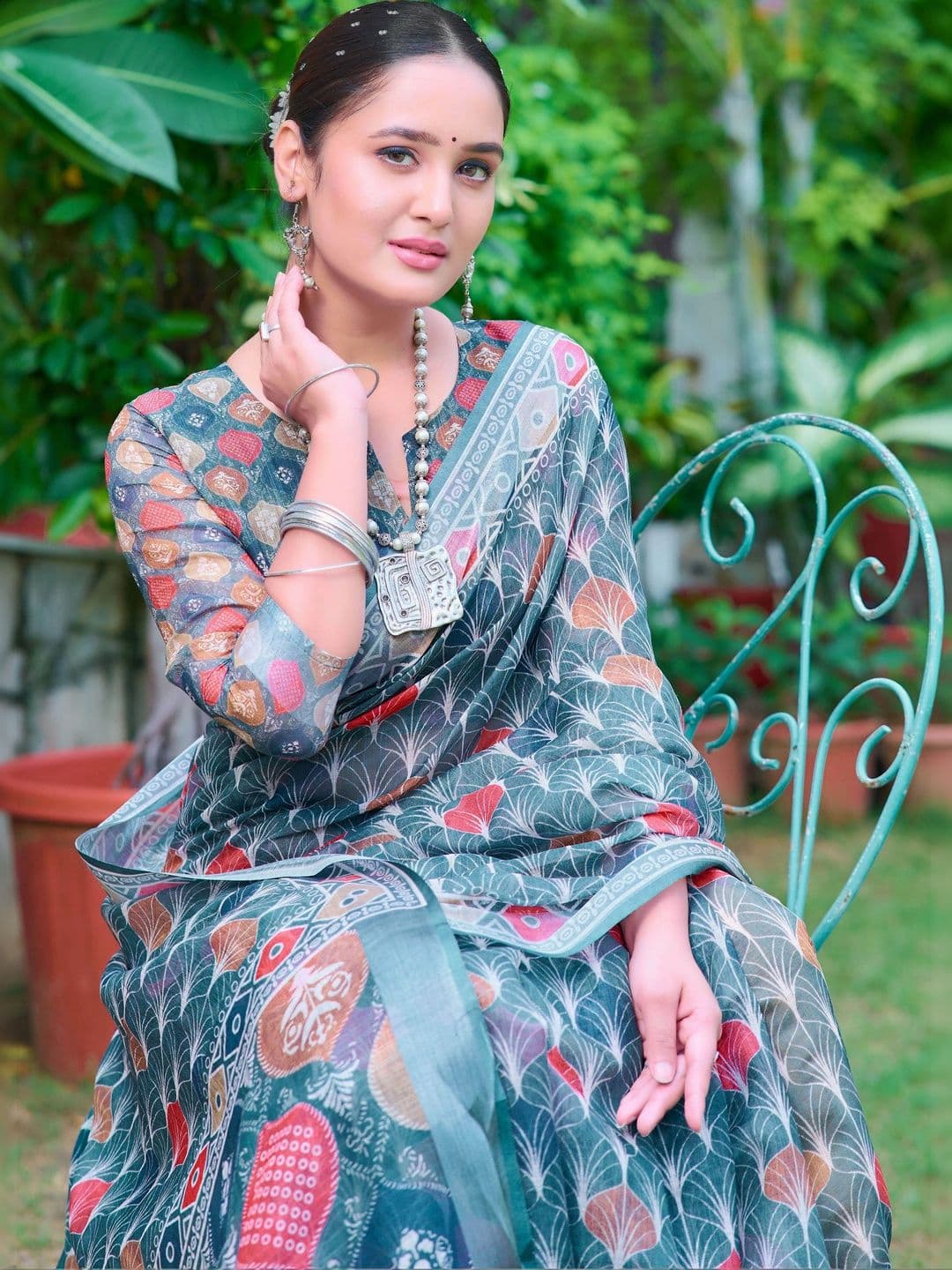 Maroosh women Floral Saree thumbnail 3