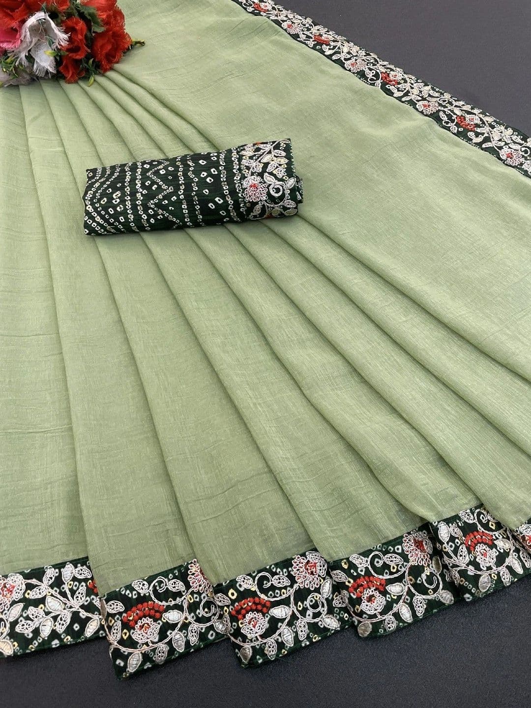 SmileyFashion Floral Embroidered Poly Chiffon Designer Saree thumbnail 3
