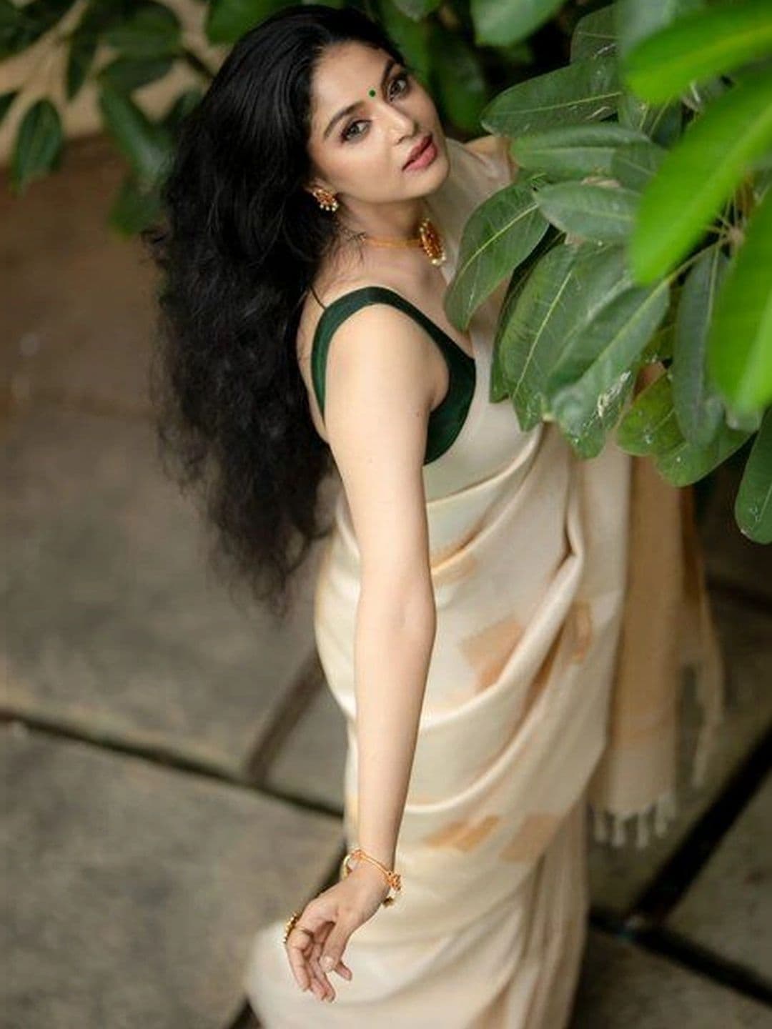 Mitera Woven Design Zari Silk Blend Banarasi Saree - view 1