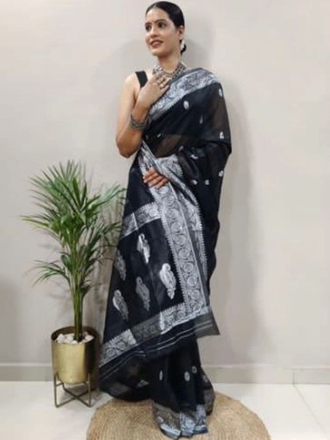 Mitera Woven Design Zari Silk Blend Banarasi Saree thumbnail 3