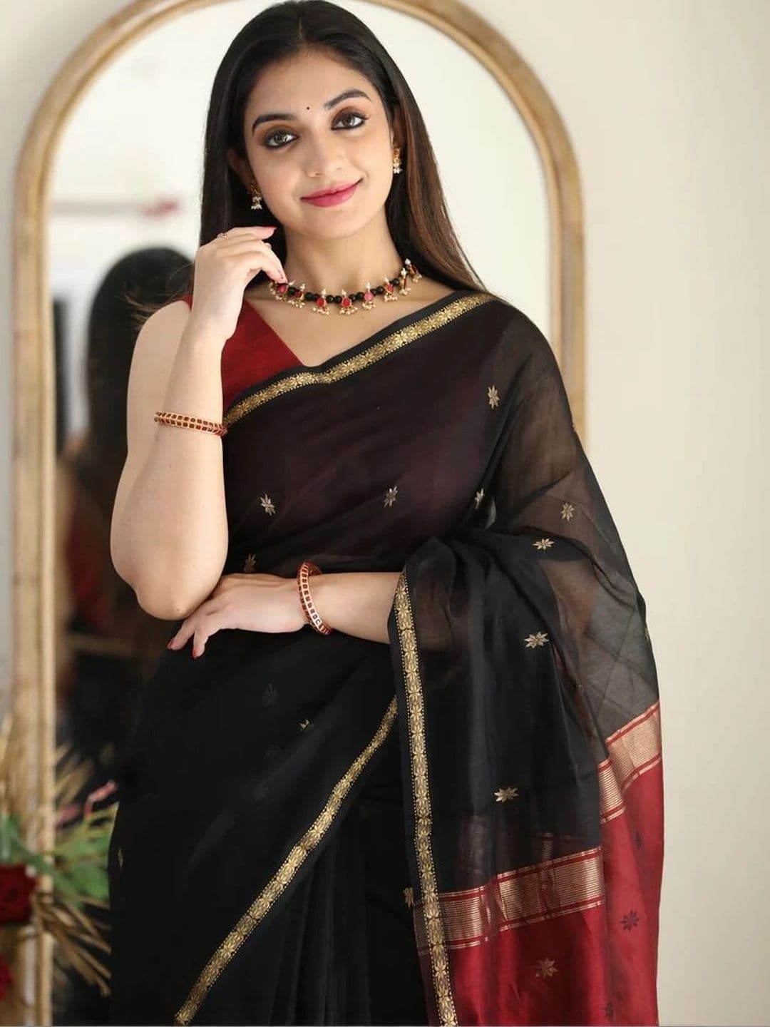 Mitera Woven Design Zari Silk Blend Banarasi Saree thumbnail 4