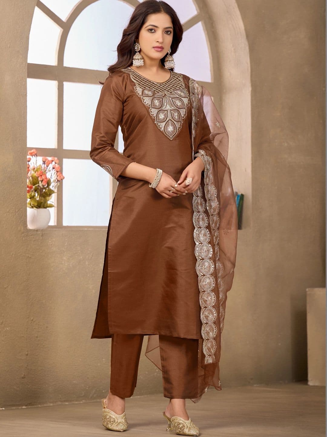 Klotden Women Ethnic Motifs Embroidered Regular Thread Work Kurta with Trousers & With Dupatta thumbnail 2