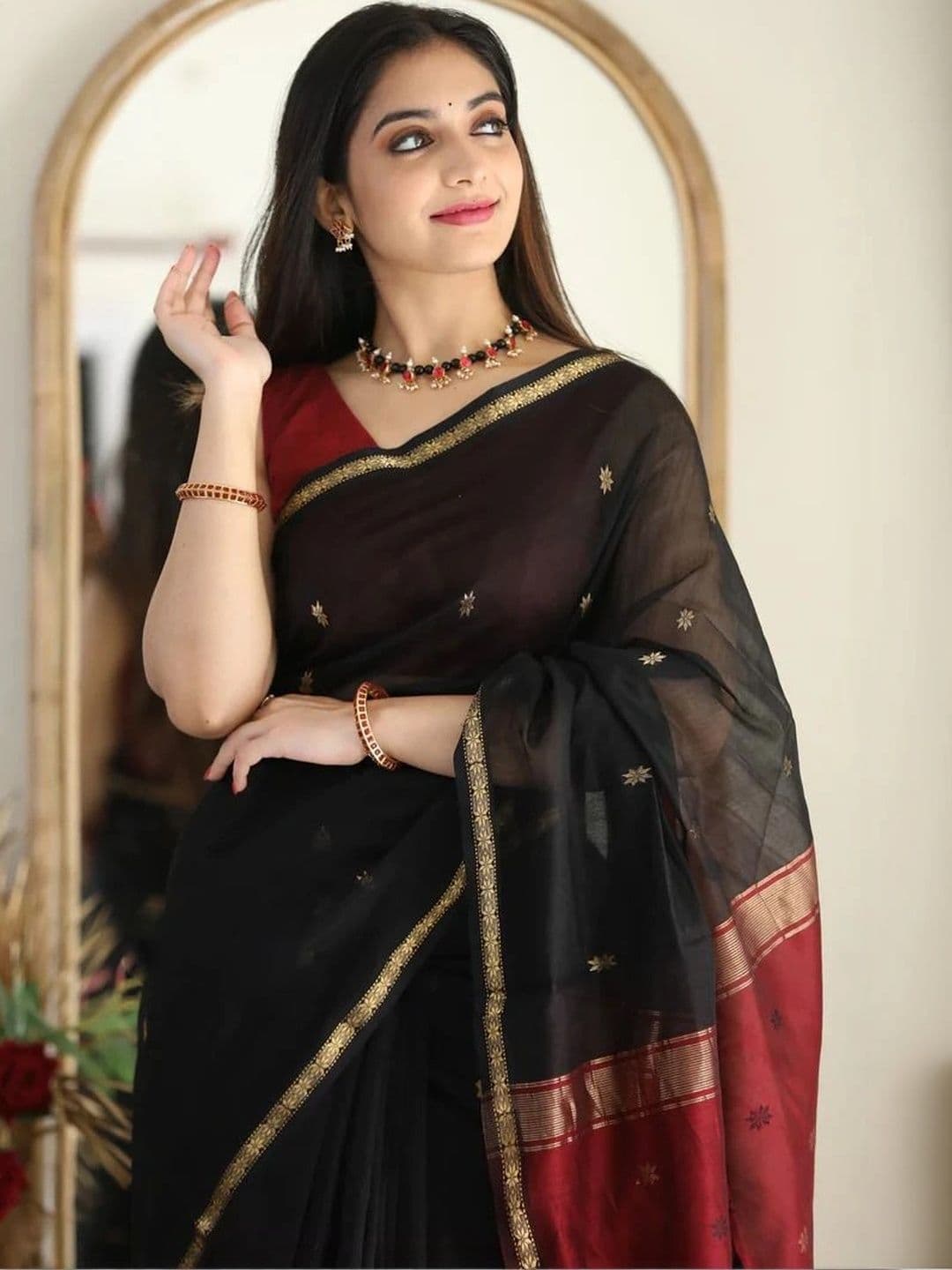 Mitera Woven Design Zari Silk Blend Banarasi Saree thumbnail 3