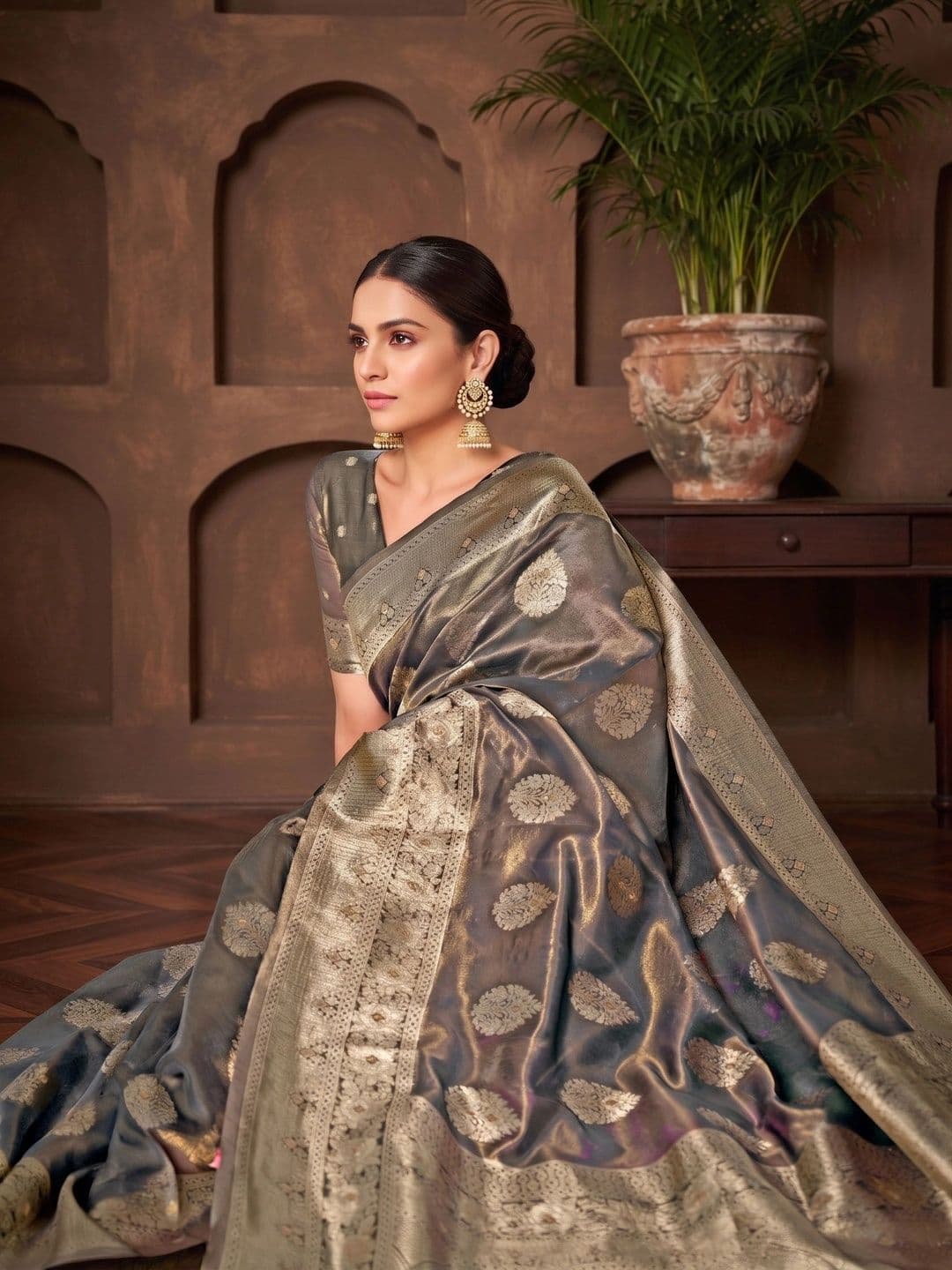 MONJOLIKA FASHION Embellished Zari Silk Blend Designer Bomkai silk Saree thumbnail 4
