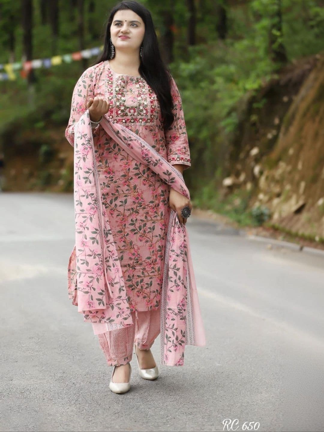 Ethnikaasilqora Women Floral Printed Regular Thread Work Kurta with Patiala & With Dupatta thumbnail 2
