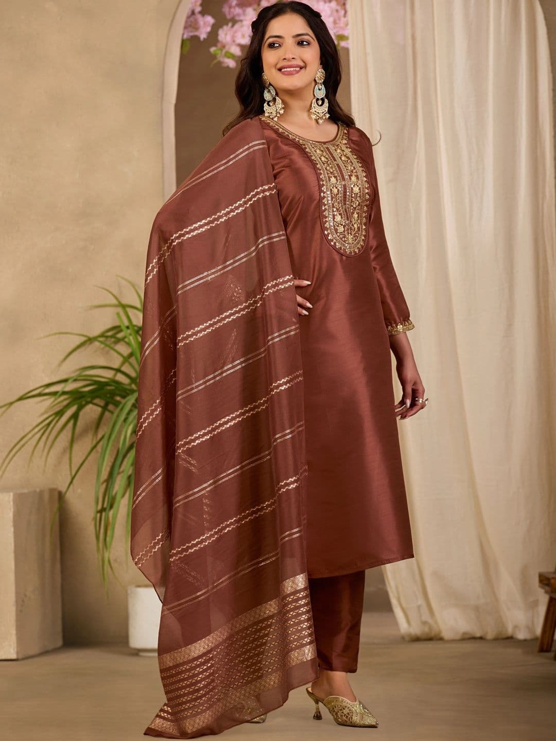 Klotden Women Ethnic Motifs Embroidered Regular Kurta with Trousers & Dupatta thumbnail 4