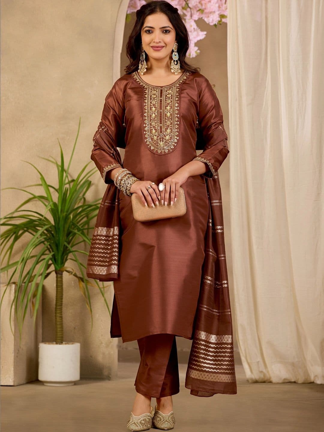 Klotden Women Ethnic Motifs Embroidered Regular Kurta with Trousers & Dupatta thumbnail 3