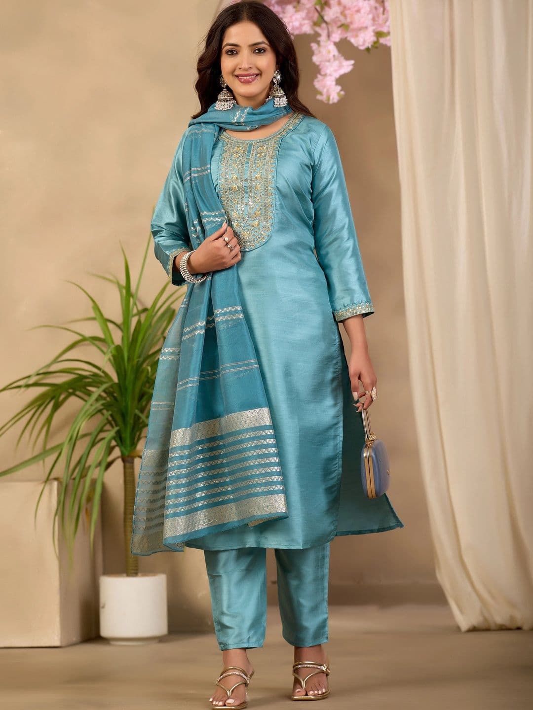 Klotden Women Ethnic Motifs Embroidered Regular Thread Work Kurta with Trousers & With Dupatta thumbnail 7
