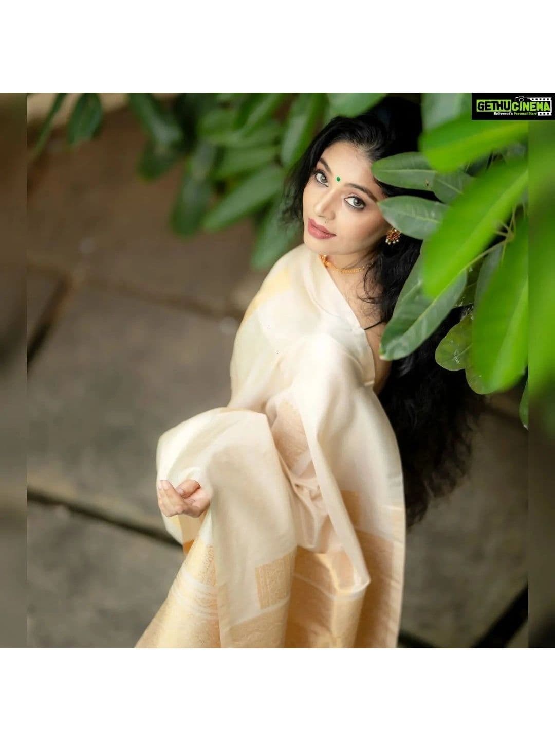 Mitera Woven Design Zari Silk Blend Banarasi Saree thumbnail 5