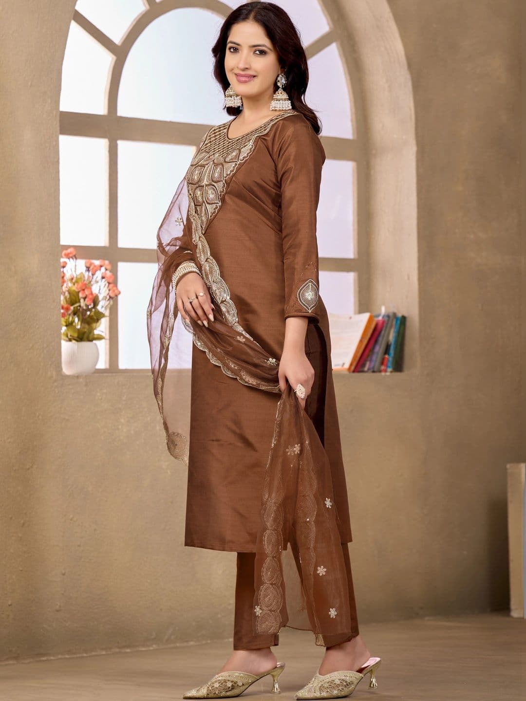 Klotden Women Ethnic Motifs Embroidered Regular Thread Work Kurta with Trousers & With Dupatta thumbnail 5