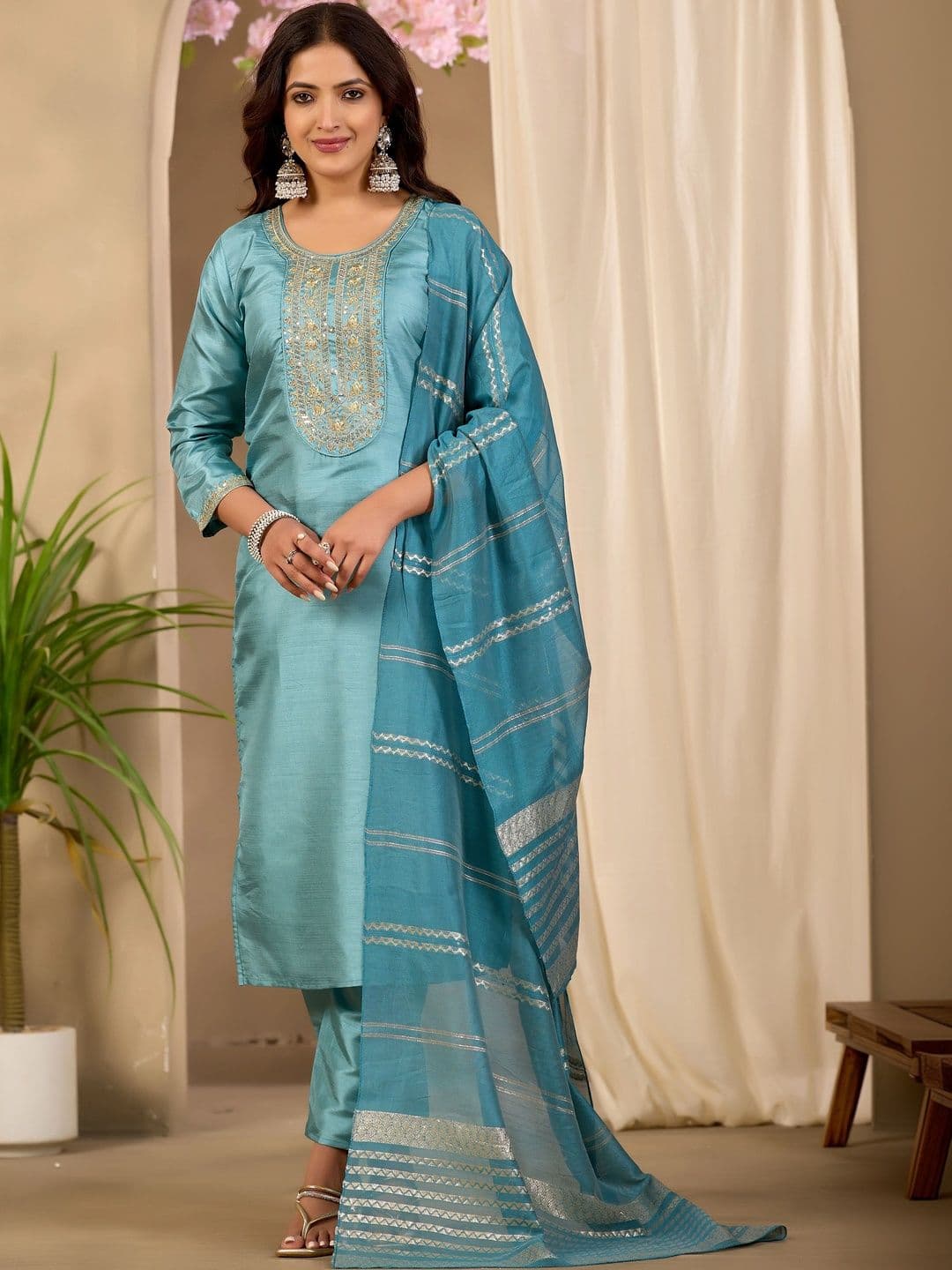 Klotden Women Ethnic Motifs Embroidered Regular Thread Work Kurta with Trousers & With Dupatta - view 1