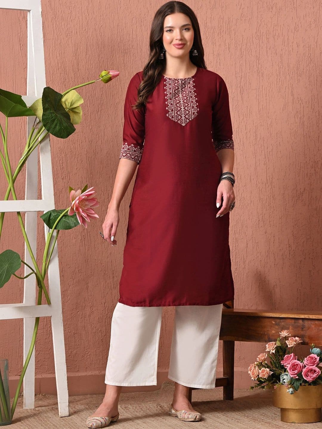 Sangria Women Embroidered Thread Work Kurta - view 1