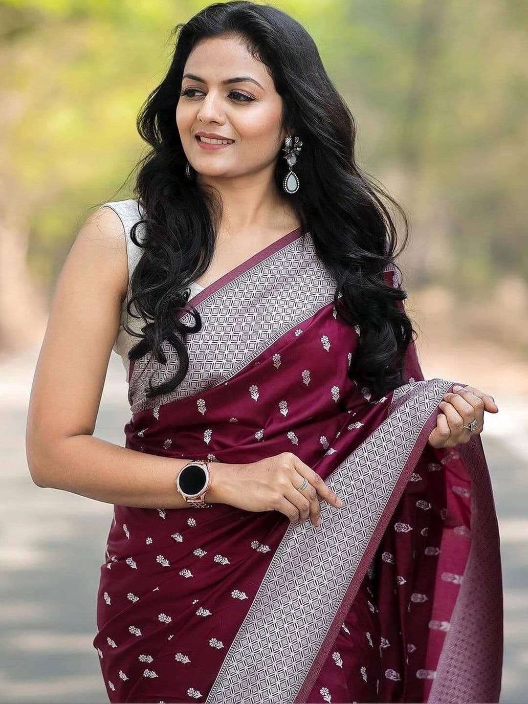 Mitera Woven Design Zari Banarasi Saree thumbnail 3