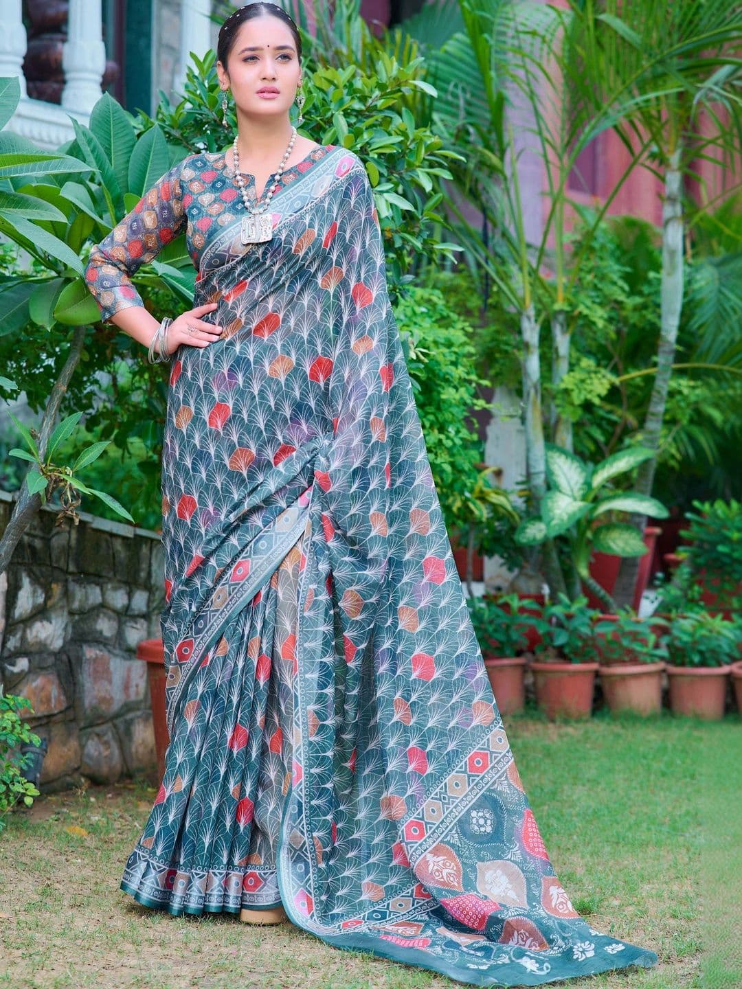 Maroosh women Floral Saree thumbnail 2