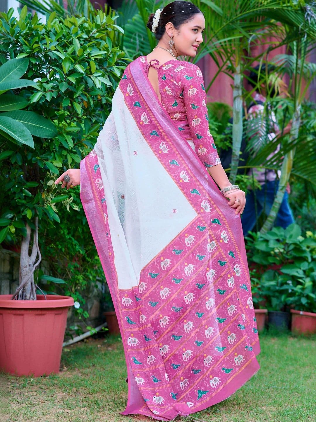 MANVAA Floral Saree thumbnail 2
