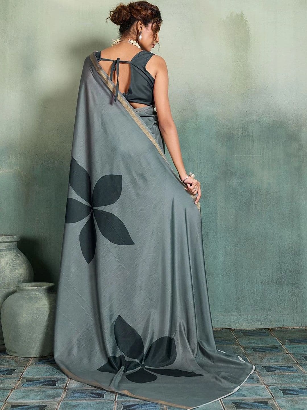 DWIJA FASHION Women Floral Saree thumbnail 5