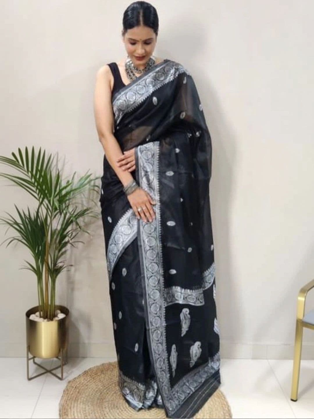 Mitera Woven Design Zari Silk Blend Banarasi Saree thumbnail 2