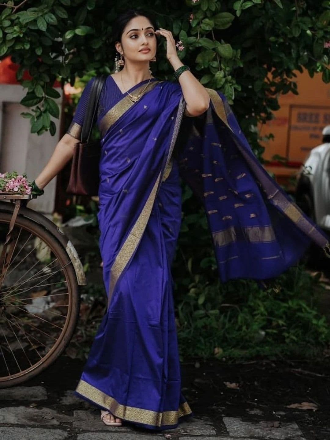 Mitera Woven Design Zari Banarasi Saree thumbnail 2