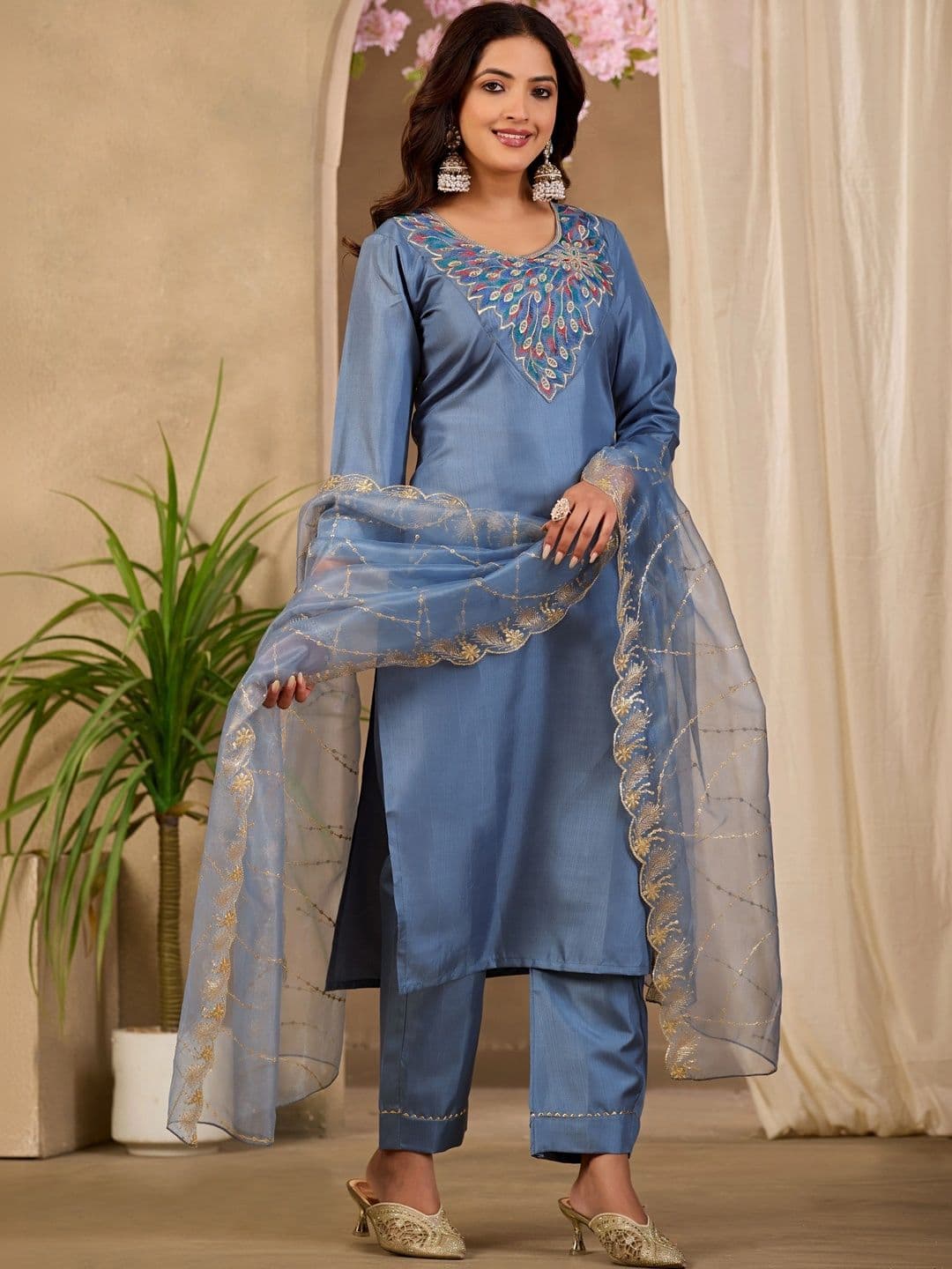 Klotden Women Ethnic Motifs Embroidered Regular Thread Work Kurta with Trousers & With Dupatta thumbnail 2