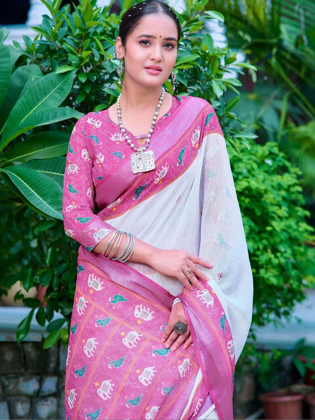 Maroosh Women Floral Saree thumbnail 3