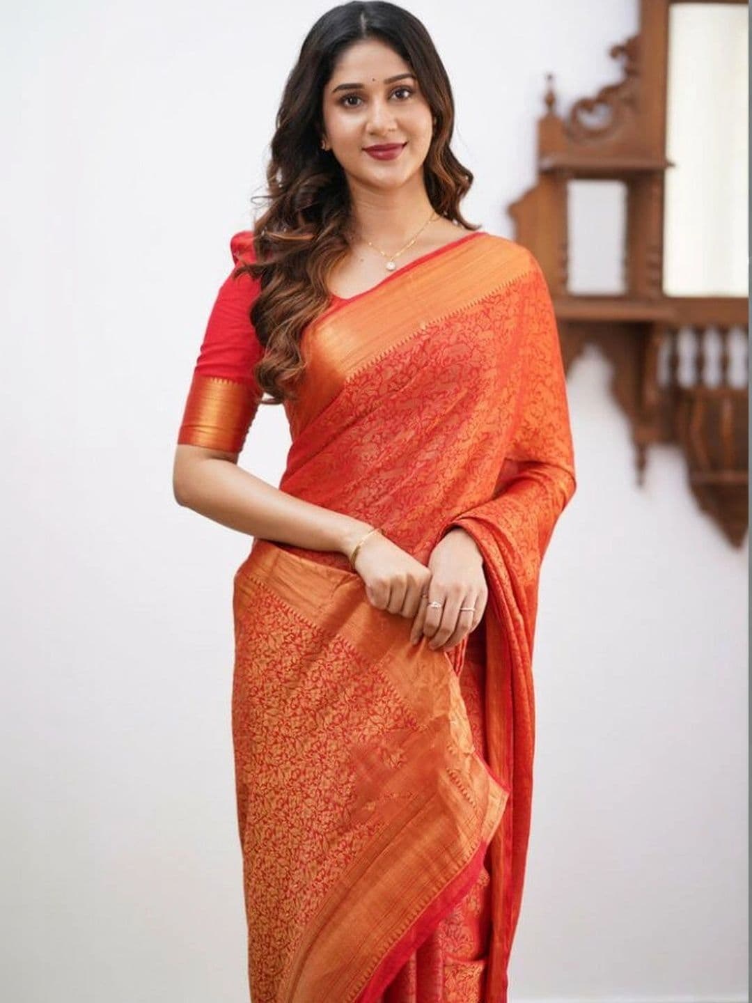 Mitera Women  Woven Design Zari Silk Blend Banarasi Saree thumbnail 2