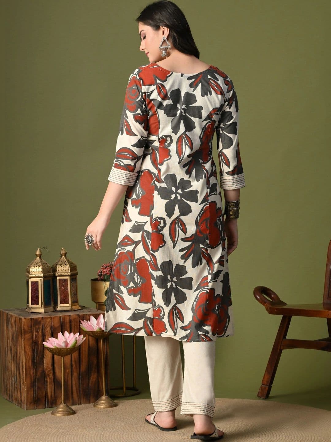 ROSHNI Women Floral Printed Regular Thread Work Pure Cotton Kurta with Trousers thumbnail 5
