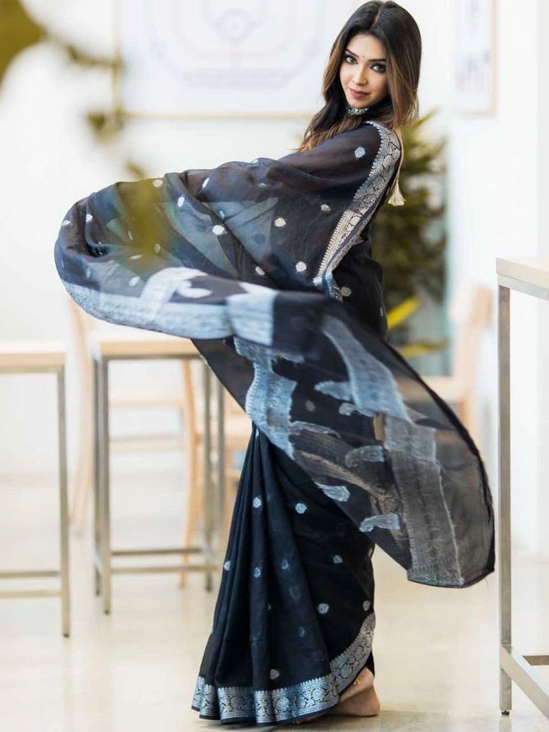 Mitera Woven Design Zari Silk Blend Banarasi Saree thumbnail 5