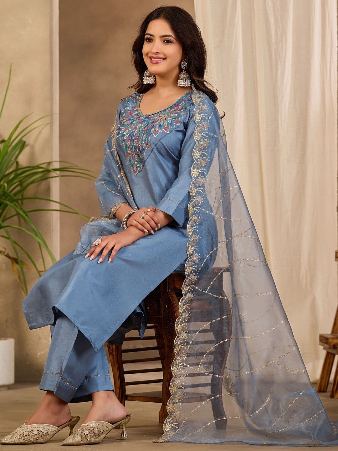 Klotden Women Ethnic Motifs Embroidered Regular Thread Work Kurta with Trousers & With Dupatta thumbnail 3