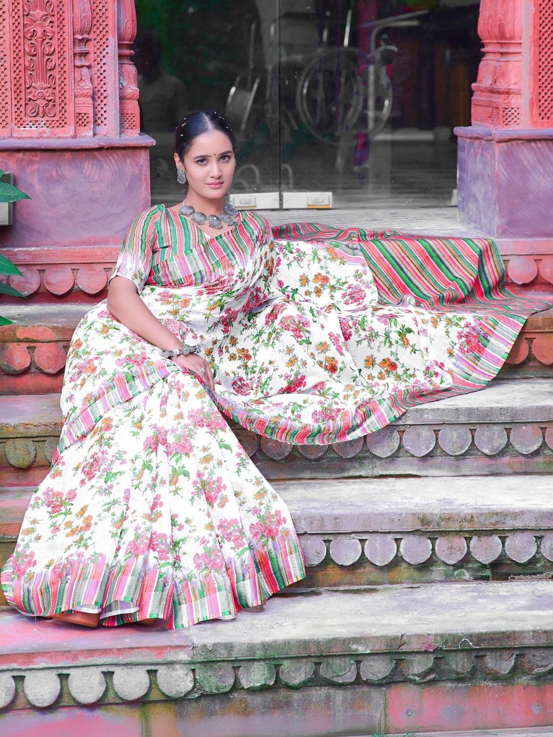 MANVAA Women Floral Saree with Floral Border Print thumbnail 4