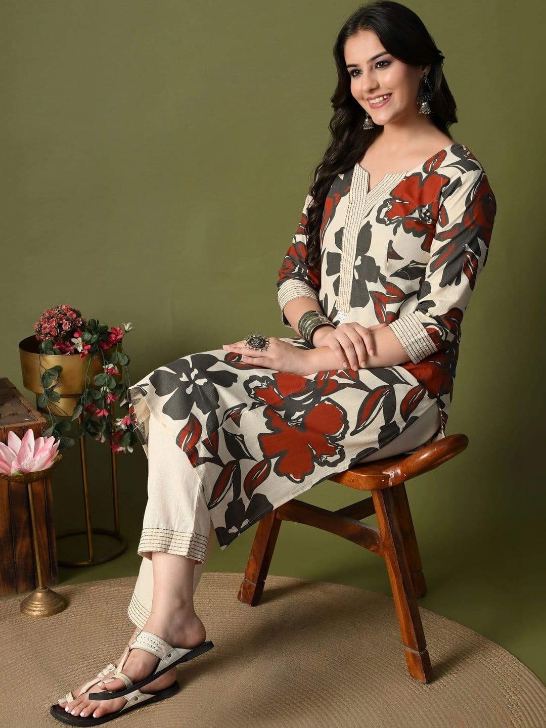ROSHNI Women Floral Printed Regular Thread Work Pure Cotton Kurta with Trousers thumbnail 4
