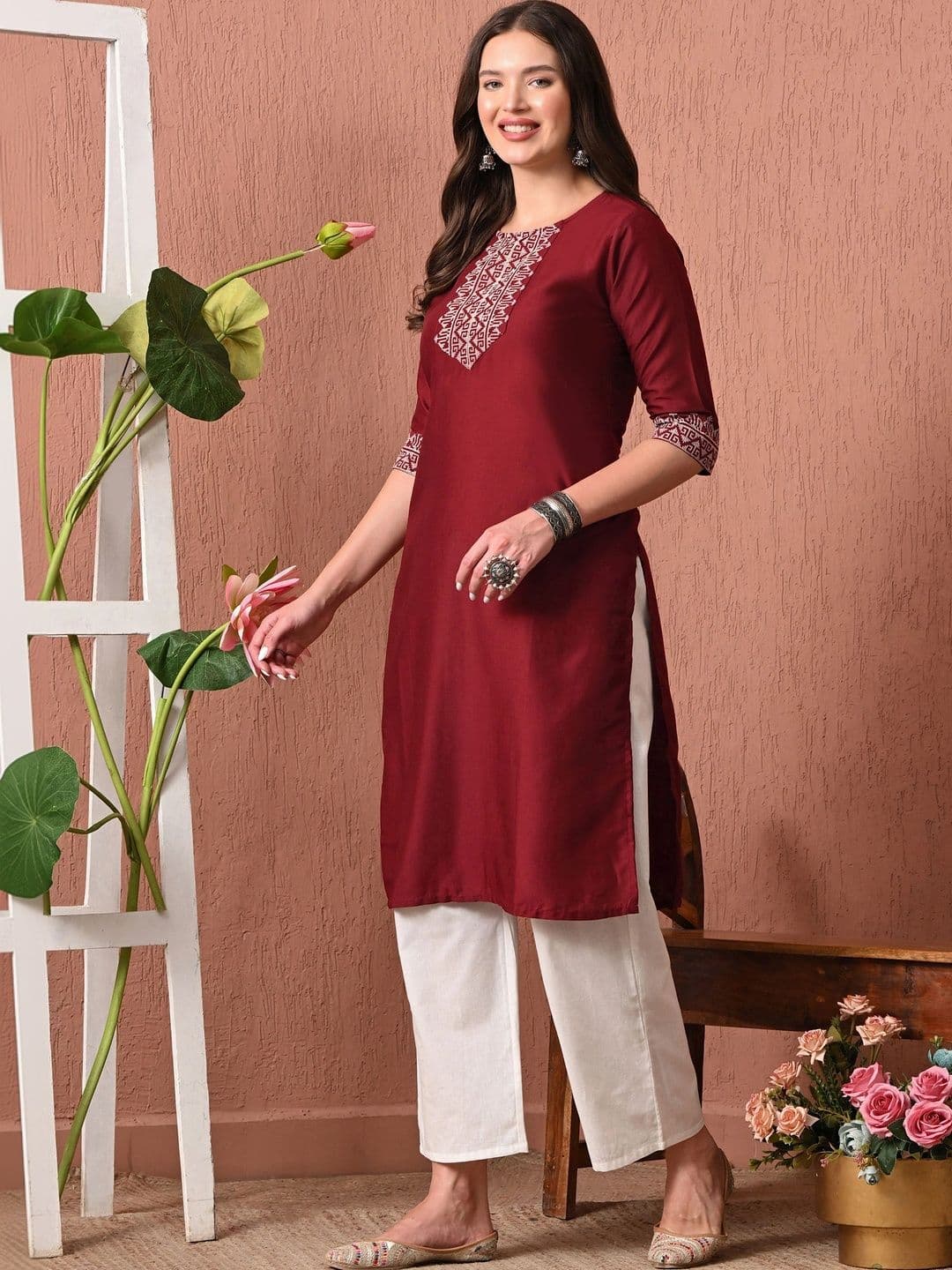 Sangria Women Embroidered Thread Work Kurta thumbnail 2