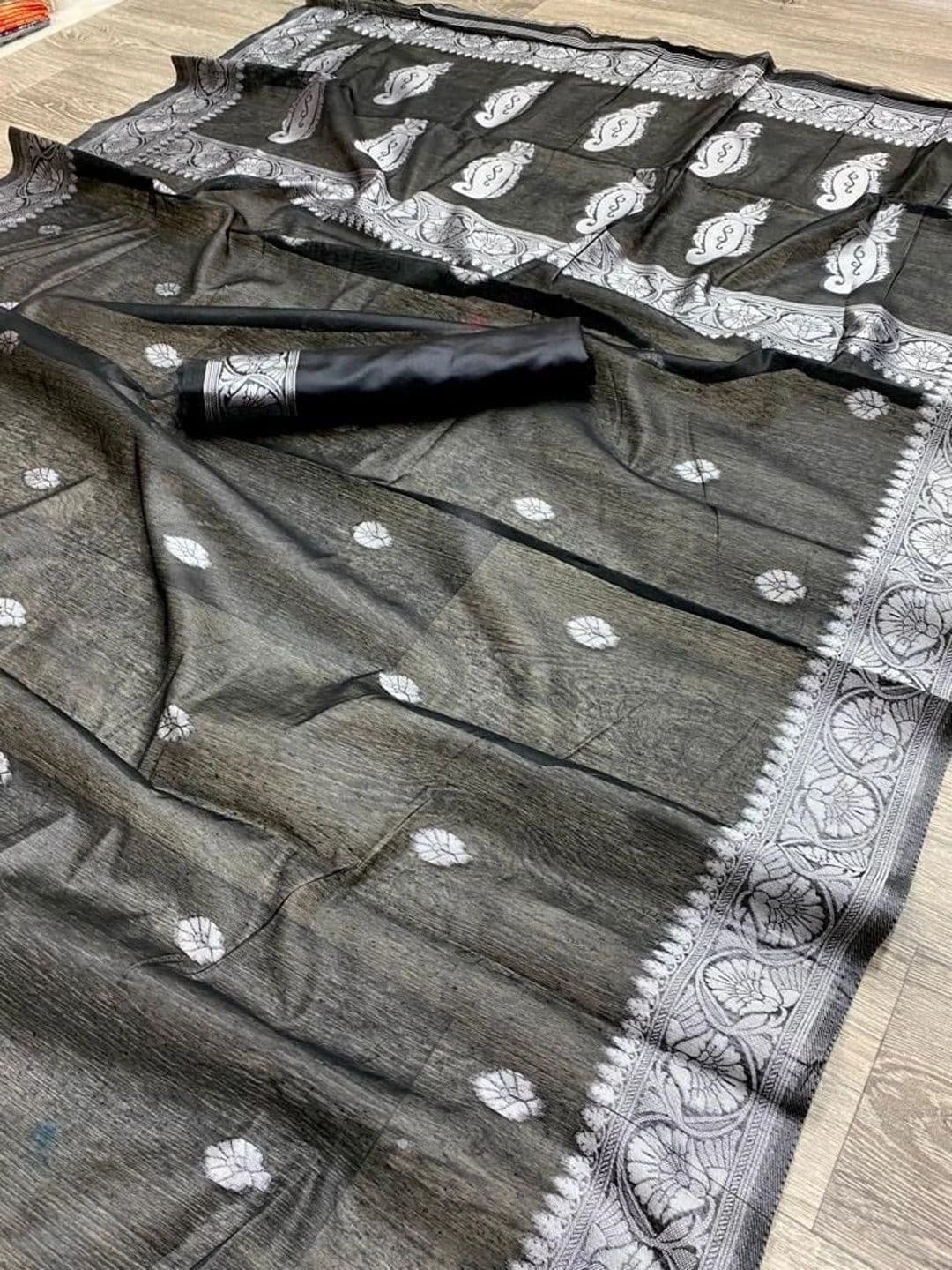 Mitera Woven Design Zari Silk Blend Banarasi Saree thumbnail 4