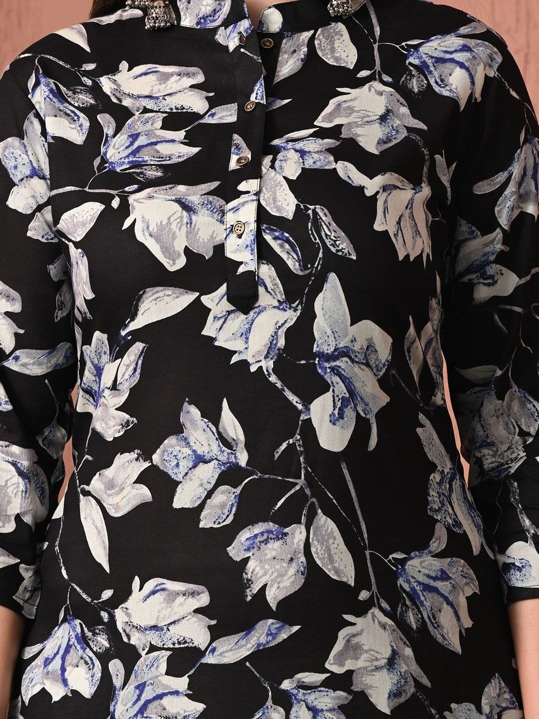 Sangria Women Floral Printed Floral Kurta thumbnail 3