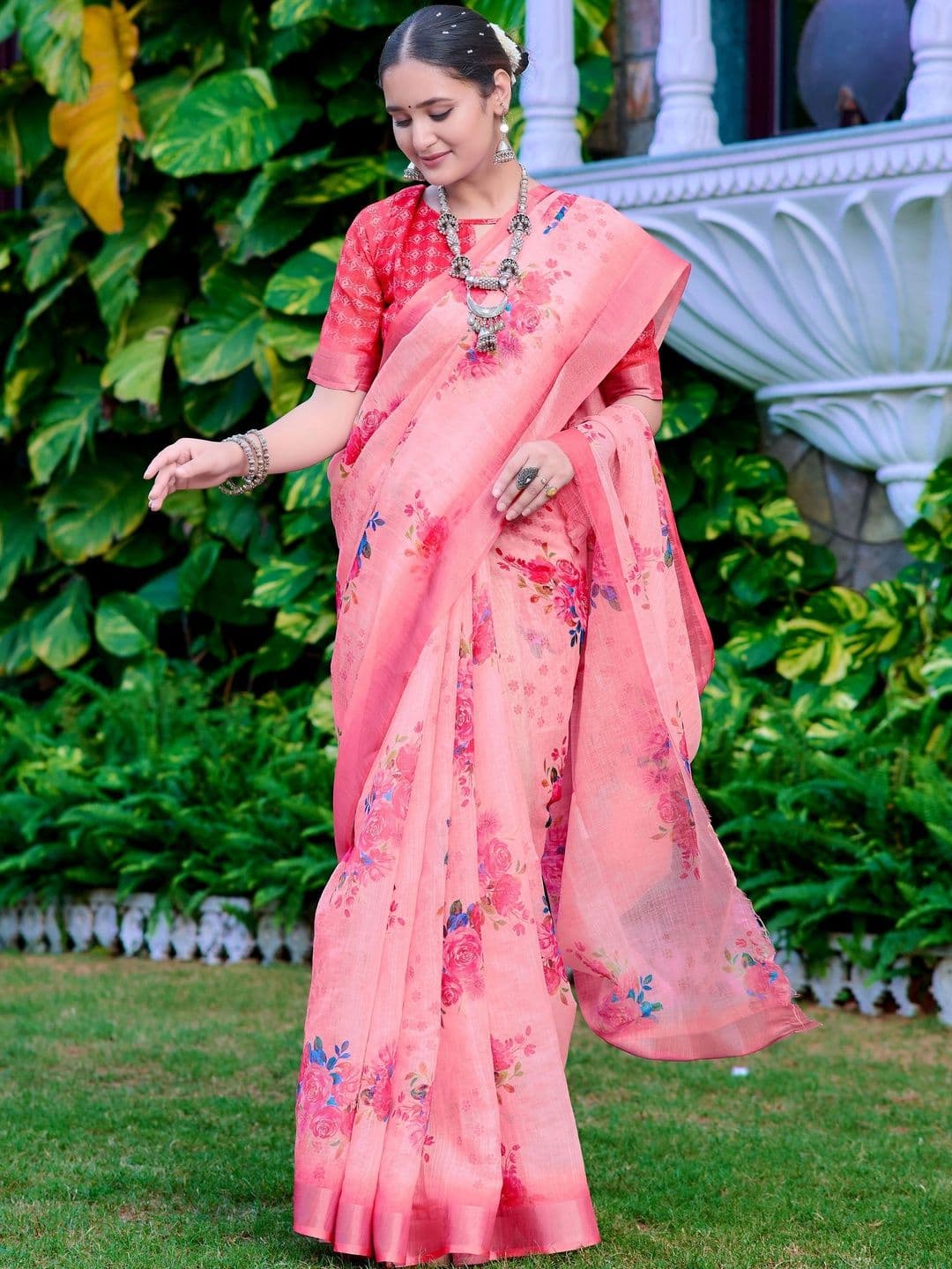 MANVAA Women Floral Printed Saree thumbnail 7