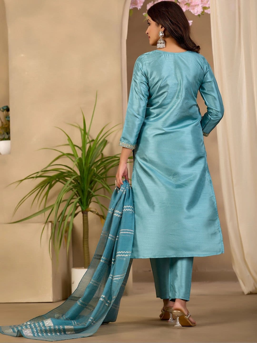 Klotden Women Ethnic Motifs Embroidered Regular Thread Work Kurta with Trousers & With Dupatta thumbnail 4