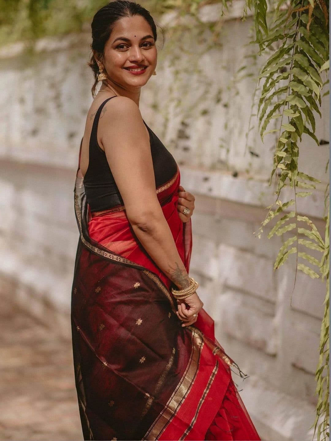 HERE&NOW Woven Design Zari Silk Blend Banarasi Saree thumbnail 6