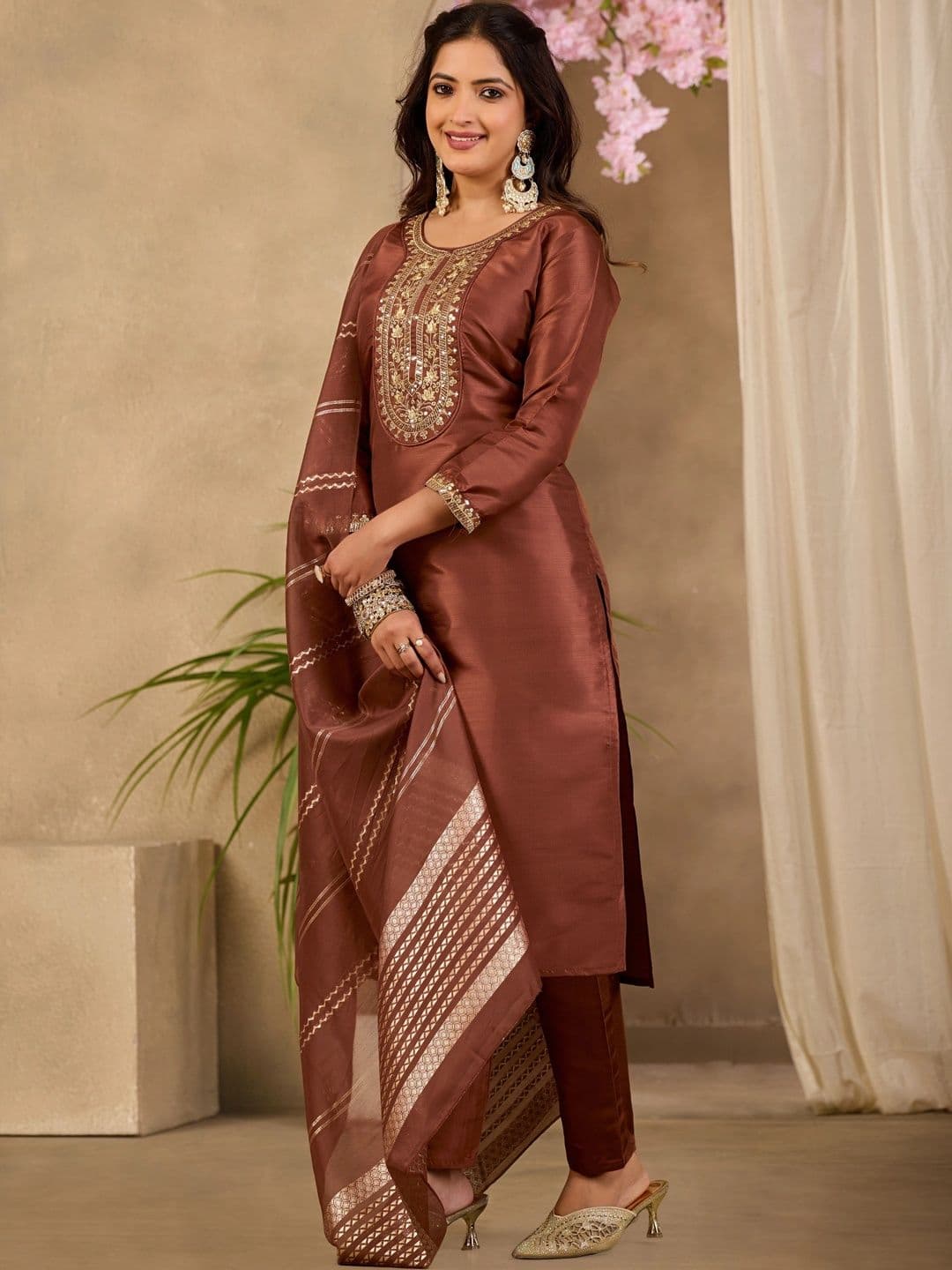 Klotden Women Ethnic Motifs Embroidered Regular Kurta with Trousers & Dupatta thumbnail 2