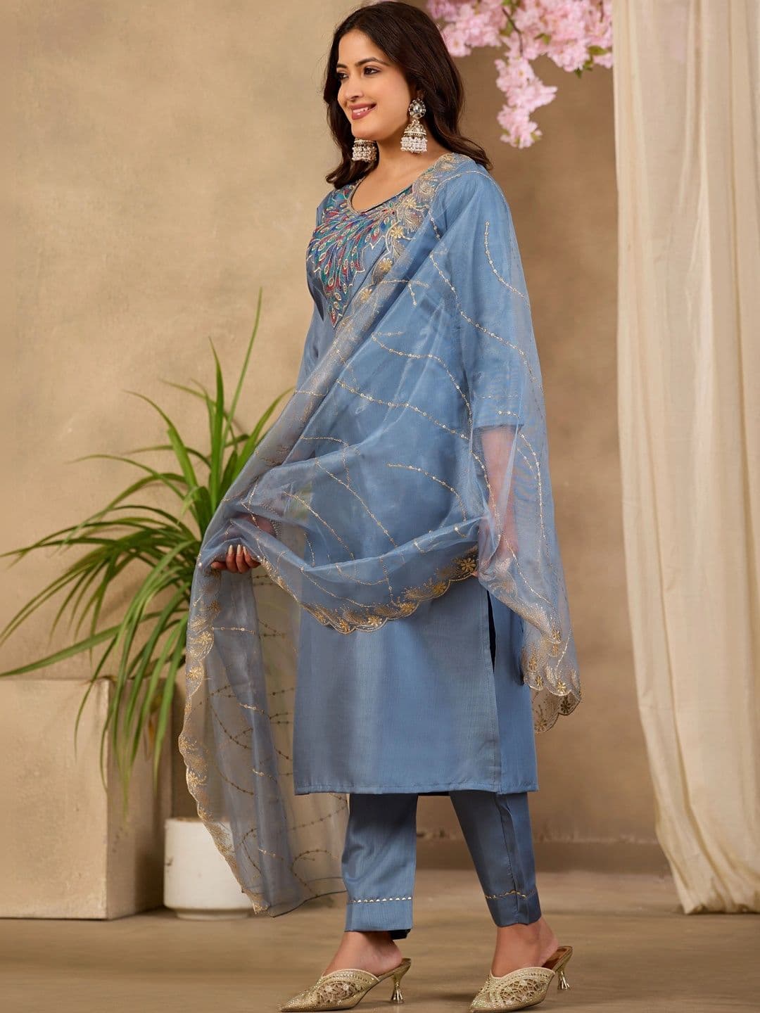 Klotden Women Ethnic Motifs Embroidered Regular Thread Work Kurta with Trousers & With Dupatta thumbnail 6