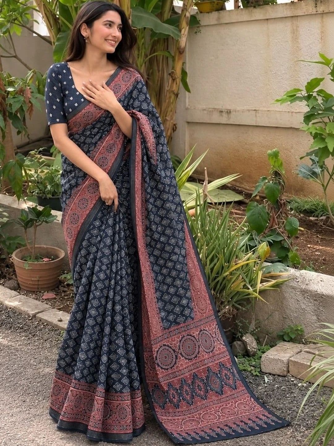 AARYAN SAREES Women Gadwal Saree thumbnail 2