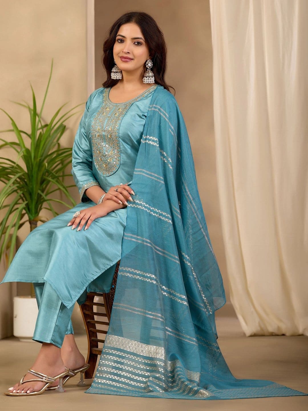 Klotden Women Ethnic Motifs Embroidered Regular Thread Work Kurta with Trousers & With Dupatta thumbnail 3