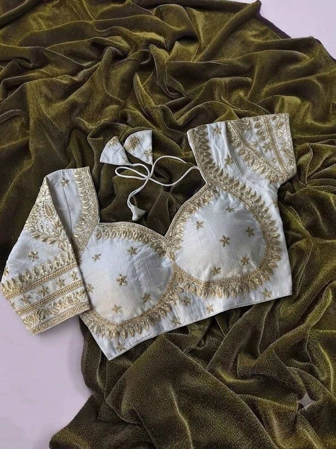VRAGI Embroidered Saree thumbnail 4