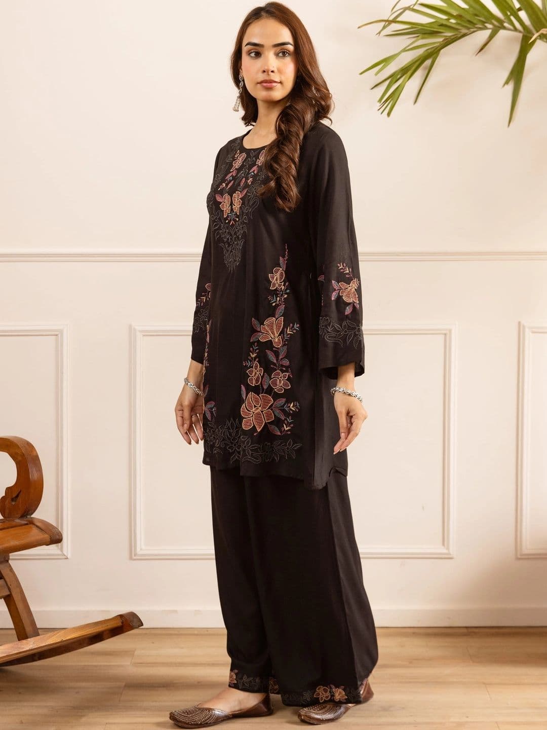 Sangria Women Ethnic Motifs Embroidered Regular Thread Work Kurta with Palazzos thumbnail 3