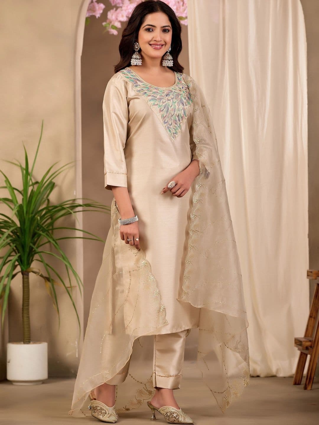 Klotden Women Ethnic Motifs Embroidered Regular Thread Work Kurta with Trousers & With Dupatta thumbnail 5