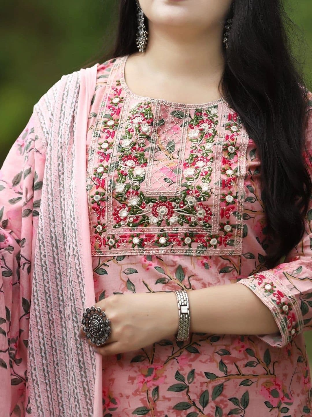 Ethnikaasilqora Women Floral Printed Regular Thread Work Kurta with Patiala & With Dupatta thumbnail 5