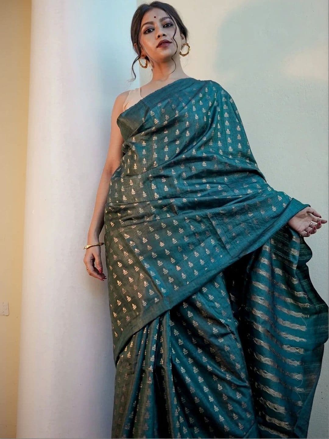 Mitera Woven Design Zari Silk Blend Banarasi Saree thumbnail 2